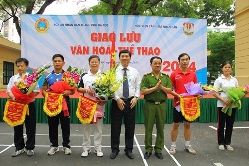 Ban tổ chức tặng hoa và cờ lưu niệm cho hai đoàn thi đấu